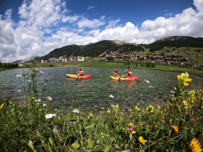 Activités aquatiques sur la zone multi-loisirs du lac de Montgenèvre